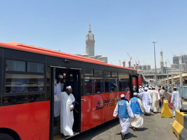 نقل جموع من ضيوف الرحمن من مقر إقامتهم إلى المسجد الحرام. (سابتكو)