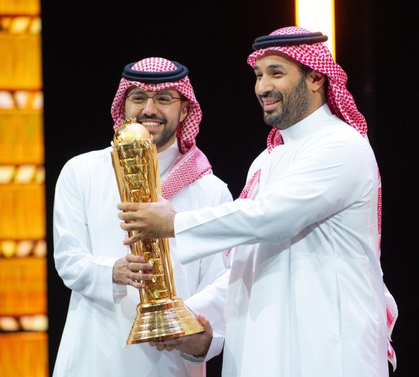 الأمير محمد بن سلمان يتوج فريق فالكونز ببطولة كأس العالم للرياضات الإلكترونية 2025. (المركز الإعلامي للاتحاد السعودي للرياضات الإلكترونية)