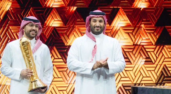 ولي العهد يتوج فريق فالكونز ببطولة كأس العالم للرياضات الإلكترونية 2025. (المركز الإعلامي للاتحاد السعودي للرياضات الإلكترونية)