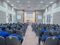 مجموعة من طلاب المعهد الملكي الصناعي الثانوي بالرياض في إحدى القاعات. (المركز الإعلامي للمعهد)
