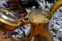 إعداد القهوة السعودية على الحطب بالطريقة التقليدية. (هيئة الطهي)