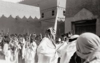 الملك عبدالعزيز يشارك في العرضة السعودية بالرياض. هاري جون فيلبي. (دارة الملك عبدالعزيز)