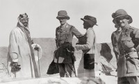 الملك عبدالعزيز والسير برسي كوكس وجيرترود بيل 1334هـ/1916م. جيرترود بيل. (دارة الملك عبدالعزيز)