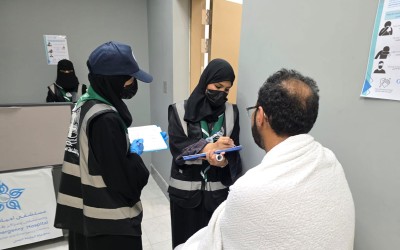 فتيات الكشافة في خدمة المرضى ومراجعي المراكز الصحية في الحرمين الشريفين. (المركز الإعلامي لجمعية الكشافة العربية السعودية)