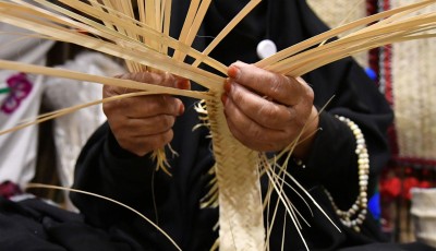 حرفية تصنع منتجًا من الخوص. (واس) 