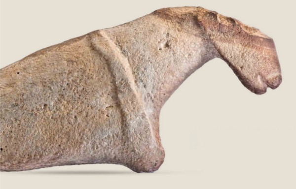 تماثيل الخيل من الاكتشافات في موقع حضارة المقر. (المركز الإعلامي للهيئة العامة للسياحة والتراث الوطني)