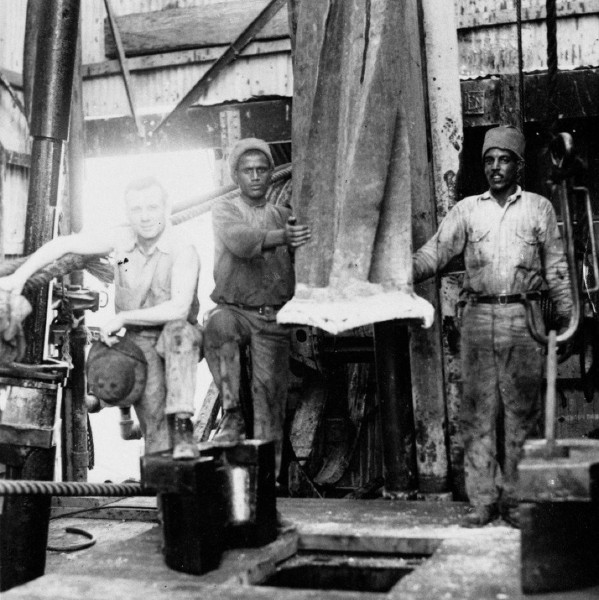 طاقم عمل بئر الدمام رقم 7 عام 1937م. (وزارة الطاقة)