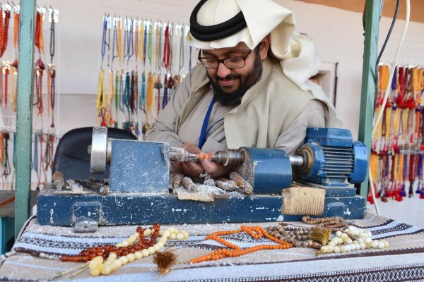 أحد الحرفيين أثناء عمله في صناعة السبح. (واس)