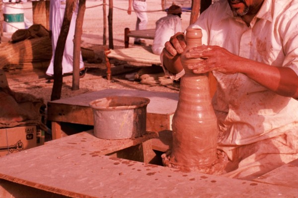 صناعة الفخار من المهن التاريخية في السعودية. (دارة الملك عبدالعزيز)