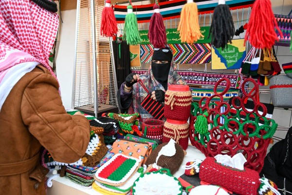 امرأة تستعرض منتجاتها الحرفية في مهرجان حرفة بحائل. (المركز الإعلامي لإمارة منطقة حائل)