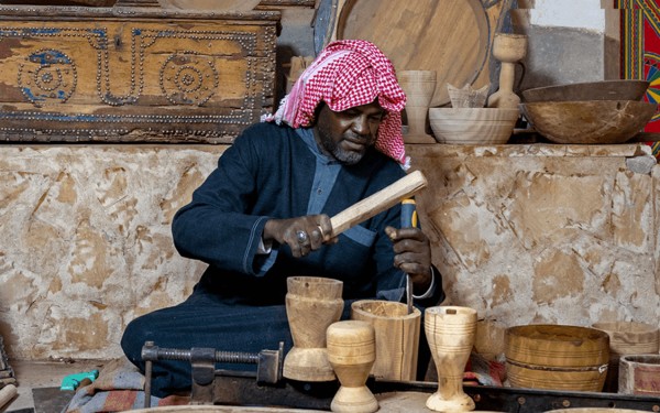 حرفي يشارك في عام الحرف اليدوية 2025. (المركز الإعلامي لوزارة الثقافة)