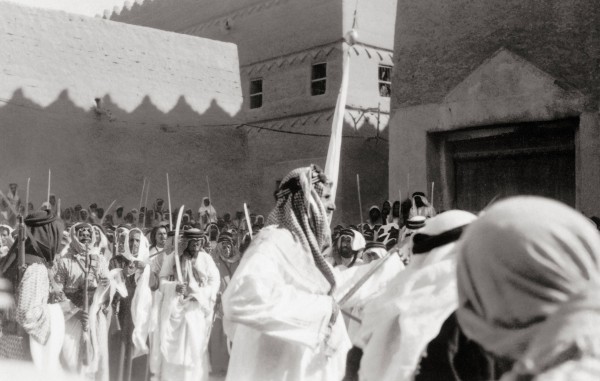 الملك عبدالعزيز يشارك في العرضة السعودية بالرياض. هاري جون فيلبي. (دارة الملك عبدالعزيز)