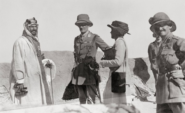 الملك عبدالعزيز والسير برسي كوكس وجيرترود بيل 1334هـ/1916م. جيرترود بيل. (دارة الملك عبدالعزيز)
