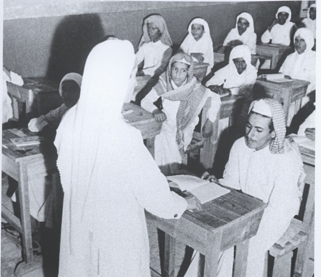 أحد الفصول الدراسية في بدايات التعليم النظامي عام 1369هـ /1950م. (دارة الملك عبدالعزيز)