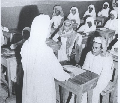 أحد الفصول الدراسية في بدايات التعليم النظامي عام 1369هـ /1950م. (دارة الملك عبدالعزيز)