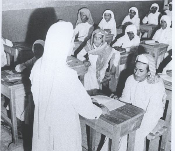 أحد الفصول الدراسية في بدايات التعليم النظامي عام 1369هـ /1950م. (دارة الملك عبدالعزيز)