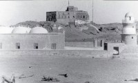 اللاقطات الإذاعية كانت توضع في الأماكن العالية قبل التطور التقني. (المركز الإعلامي لدارة الملك عبدالعزيز)
