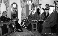 الملك عبدالعزيز مع مجموعة من الشخصيات المقربة خلال اتفاقية وسترن باسافيك للزيت في قصر المربع بالرياض. (دارة الملك عبدالعزيز)