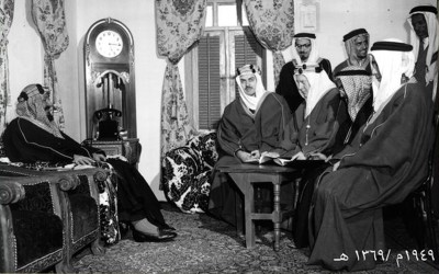 الملك عبدالعزيز مع مجموعة من الشخصيات المقربة خلال اتفاقية وسترن باسافيك للزيت في قصر المربع بالرياض. (دارة الملك عبدالعزيز)