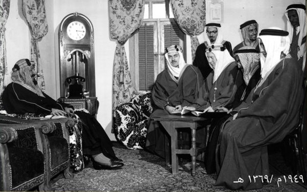 الملك عبدالعزيز مع مجموعة من الشخصيات المقربة خلال اتفاقية وسترن باسافيك للزيت في قصر المربع بالرياض. (دارة الملك عبدالعزيز)