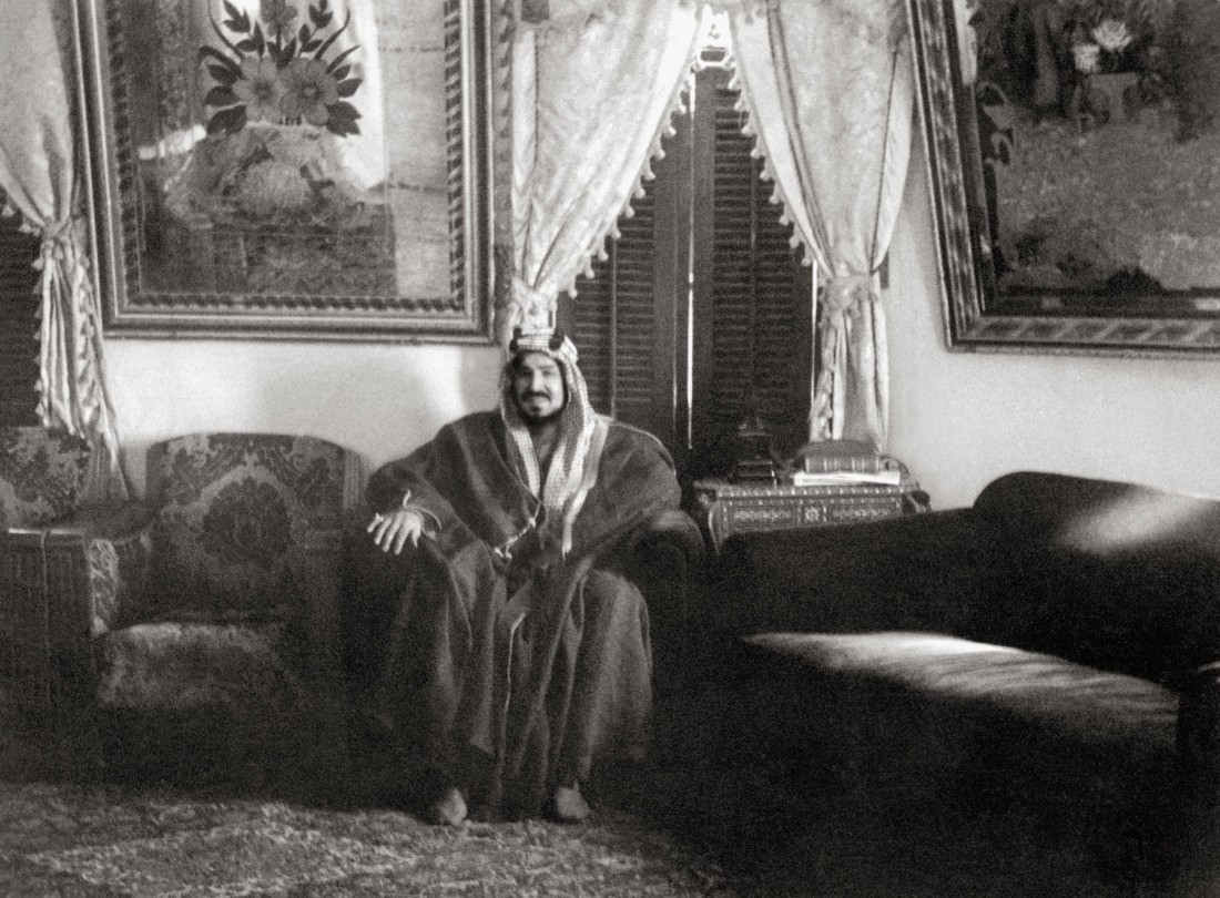 الملك عبدالعزيز في مجلسه في الرياض عام 1358هـ/ 1939م. إيجيرو ناكانو. (دارة الملك عبدالعزيز)
