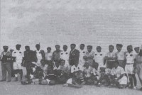 فريق اتحاد الظهران خلال مباراة أقيمت بحضور الملك عبدالعزيز عام 1366هـ. (دارة الملك عبدالعزيز)