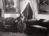 الملك عبدالعزيز في مجلسه في الرياض عام 1358هـ/ 1939م. إيجيرو ناكانو. (دارة الملك عبدالعزيز)