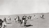 الملك عبدالعزيز وجيشه في إحدى حملات توحيد المملكة 1329هـ/1911م. الكابتن وليم شكسبير. (دارة الملك عبدالعزيز)