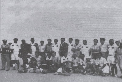 فريق اتحاد الظهران خلال مباراة أقيمت بحضور الملك عبدالعزيز عام 1366هـ. (دارة الملك عبدالعزيز)