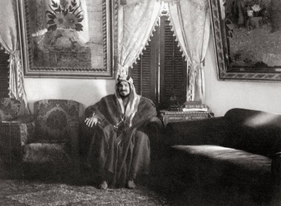 الملك عبدالعزيز في مجلسه في الرياض عام 1358هـ/ 1939م. إيجيرو ناكانو. (دارة الملك عبدالعزيز)
