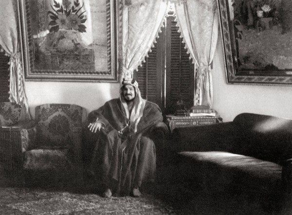 الملك عبدالعزيز في مجلسه في الرياض عام 1358هـ/ 1939م. إيجيرو ناكانو. (دارة الملك عبدالعزيز)
