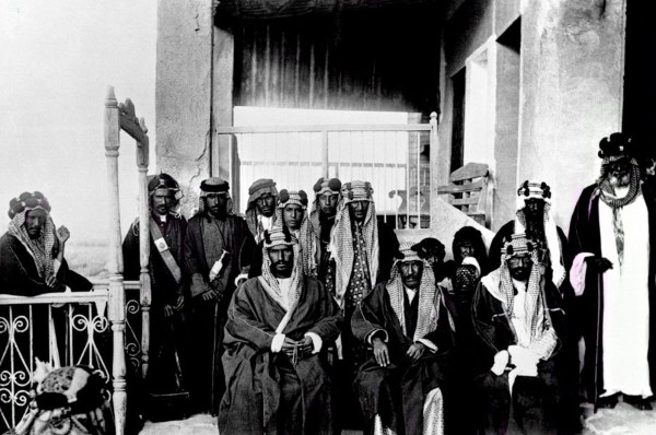 الملك عبدالعزيز مع الشيخ مبارك الصباح في الكويت ويرافق الملك إخوته الأمراء محمد وسعود وسعد وعبدالله وابنه تركي (الأول) عام 1328هـ. (دارة الملك عبدالعزيز)