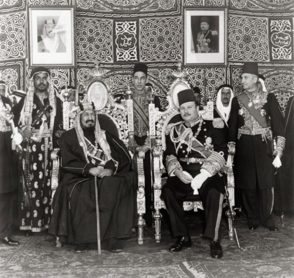 الملك عبدالعزيز والملك فاروق في الخيمة الملكية على رصيف الميناء في مصر عام 1365هـ. (دارة الملك عبدالعزيز)