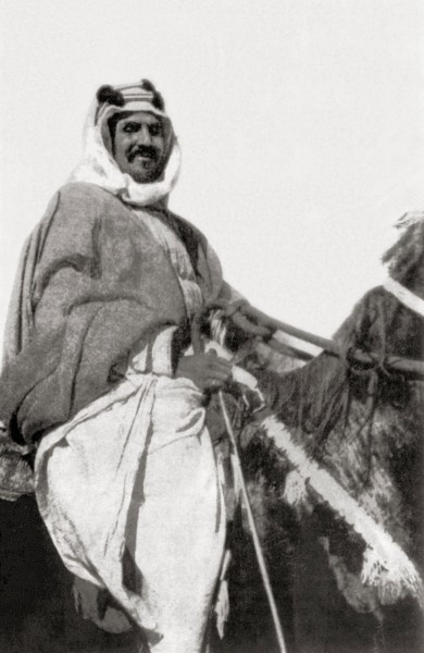 الملك عبدالعزيز على صهوة جواده. (دارة الملك عبدالعزيز)