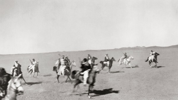 الملك عبدالعزيز وجيشه في إحدى حملات توحيد المملكة 1329هـ/1911م. الكابتن وليم شكسبير. (دارة الملك عبدالعزيز)