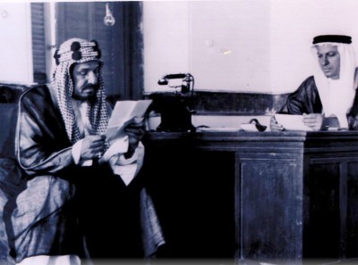 الملك عبدالعزيز يطلع على المعاملات في الشعبة السياسية في قصر شبرا بالطائف. (دارة الملك عبدالعزيز)