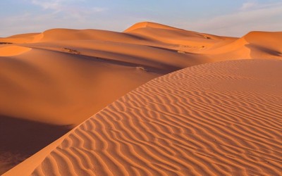 الكثبان الرملية في صحراء الربع الخالي حيث تلتقي صحراء الجافورة برمال الربع الخالي في الجنوب. (دارة الملك عبدالعزيز)