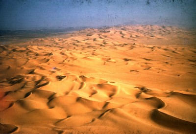 صحراء الربع الخالي حيث تلتقي برمالها صحراء الجافورة. واس. (دارة الملك عبدالعزيز)