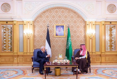 ولي العهد الأمير محمد بن سلمان في لقاء مع رئيس دولة فلسطين محمود عباس. (المركز الإعلامي لوزارة الخارجية)