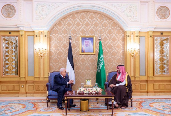 ولي العهد الأمير محمد بن سلمان في لقاء مع رئيس دولة فلسطين محمود عباس. (المركز الإعلامي لوزارة الخارجية)