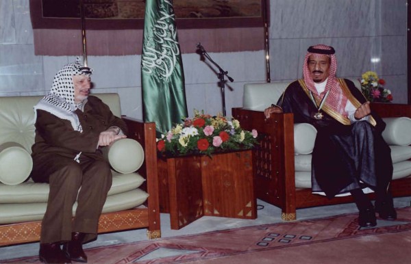الملك سلمان بن عبدالعزيز (حينما كان أميرًا) في لقاء مع الرئيس الفلسطيني ياسر عرفات لإجراء محادثات حول القضية الفلسطينية. (دارة المك عبدالعزيز)