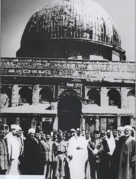 الملك سعود أمام مسجد قبة الصخرة في القدس. (دارة الملك عبدالعزيز)