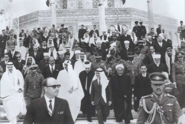الملك فيصل في زيارة مؤازرة ودعم للقضية الفلسطينية. (دارة الملك عبدالعزيز)