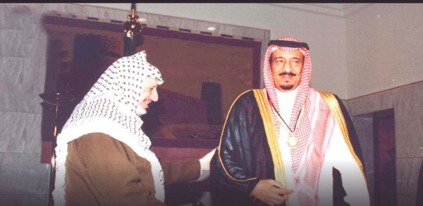 الملك سلمان بن عبدالعزيز (حينما كان أميرًا) يتقلد وسام نجمة القدس من الرئيس الفلسطيني الراحل ياسر عرفات تقديرًا لجهوده الكبرى في دعم القضية الفلسطينية. (وزارة الخارجية)
