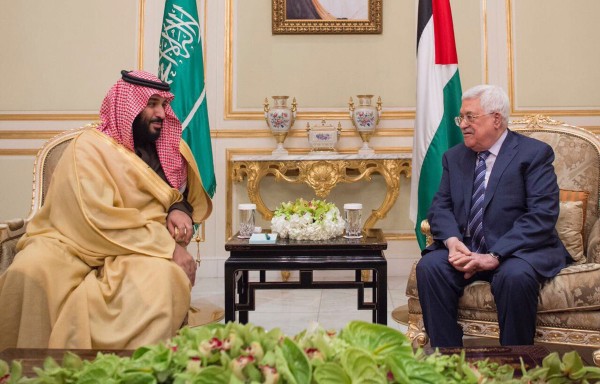 ولي العهد الأمير محمد بن سلمان مع رئيس دولة فلسطين خلال أحد اللقاءات. (وزارة الخارجية)