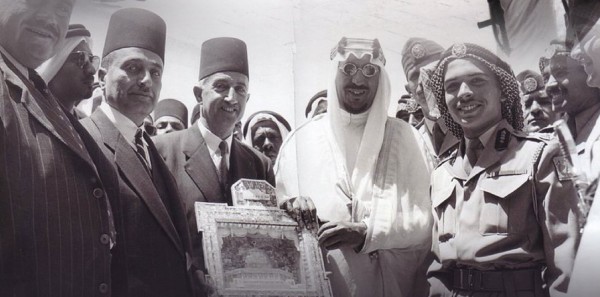 الملك سعود بن عبدالعزيز في زياره خارجية إلى القدس. (وزارة الخارجية)