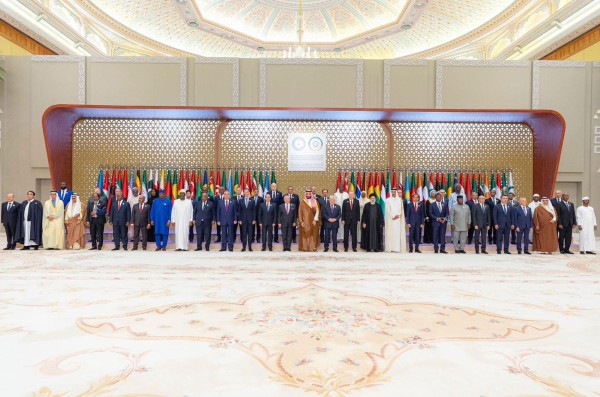 نيابة عن خادم الحرمين الشريفين، ولي العهد الأمير محمد بن سلمان يرأس ويفتتح أعمال القمة العربية الإسلامية المشتركة غير العادية بالرياض. (واس)