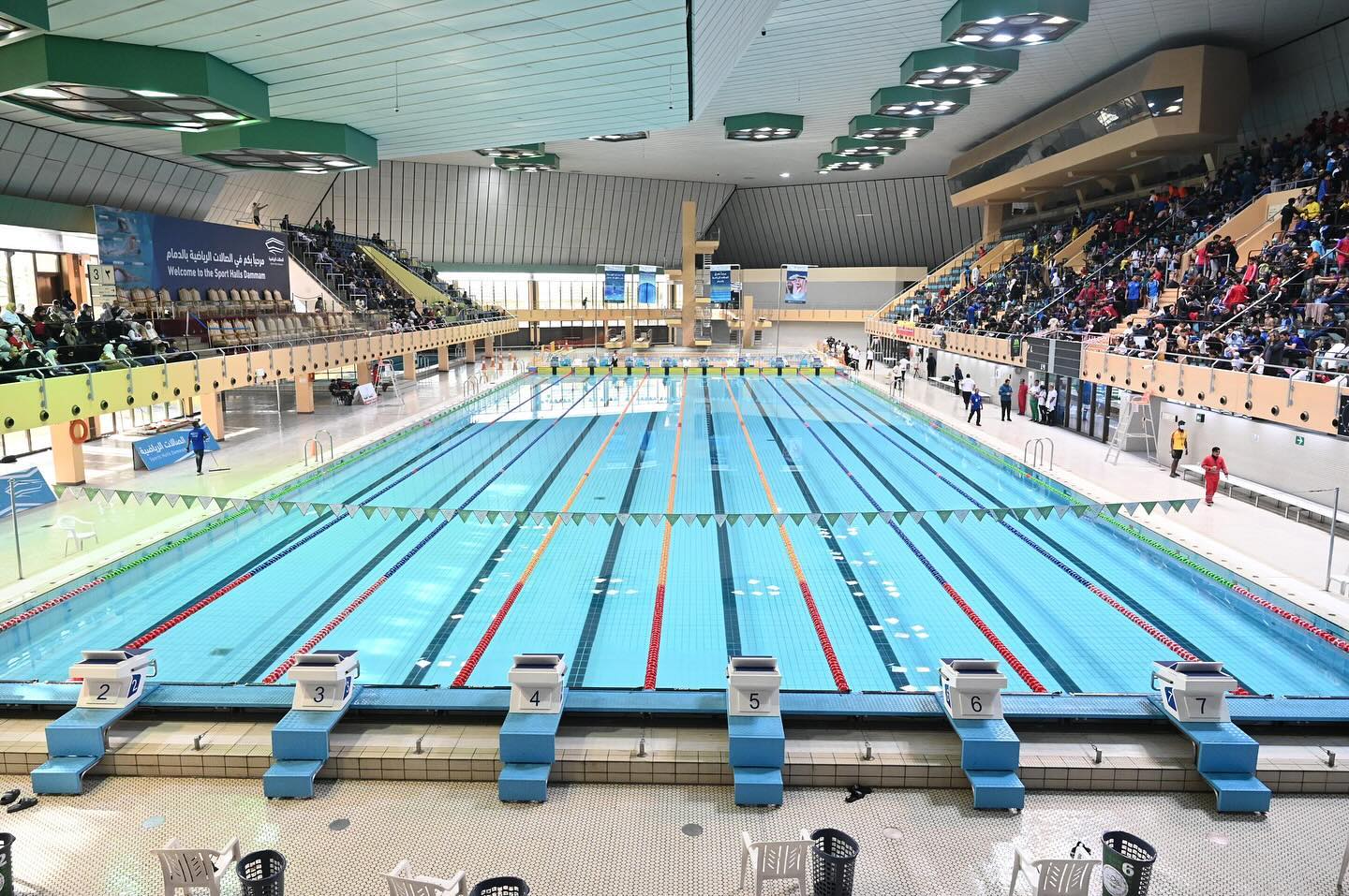 مسبح الصالة الرياضية بالدمام وتظهر مقاعد الجماهير على الجانبين.
