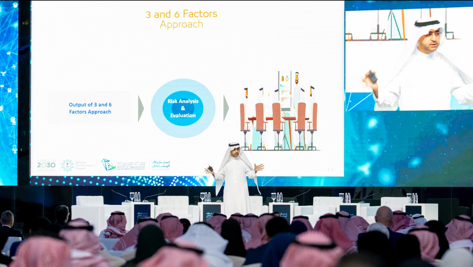 متحدث يقدم عرضًا تقديميًا في مؤتمر أمام جمهور، والشاشة خلفه تعرض رسومًا بيانية ونصًا عن تحليل وتقييم المخاط.