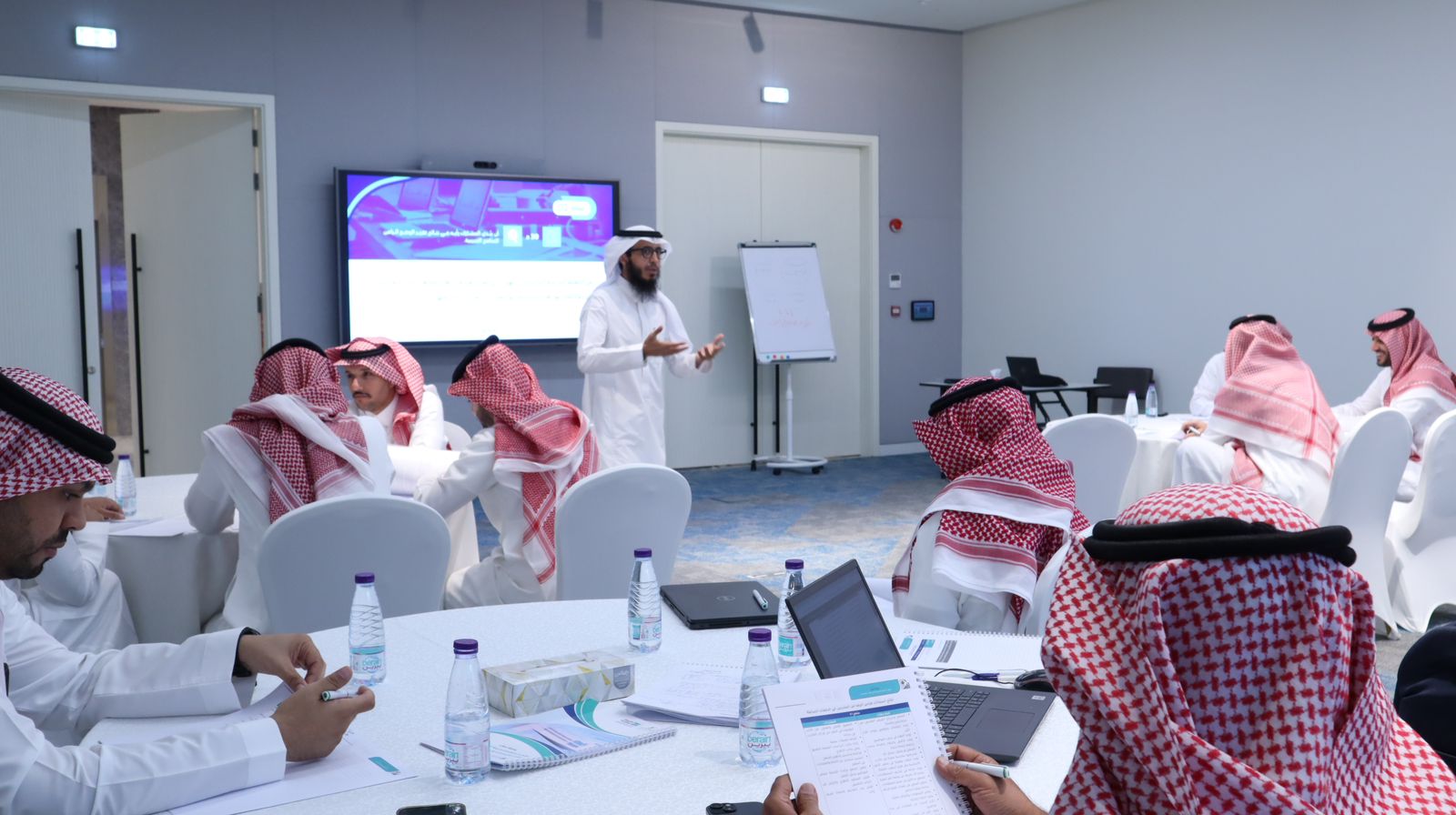 مجموعة من المشاركين في ورشة عمل لأكاديمية تقييم